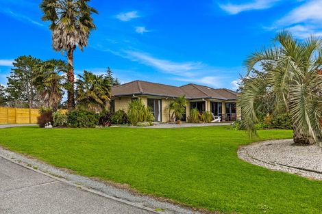 Photo of property in 41 Whangaparaoa Road, Red Beach, 0932