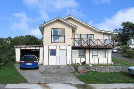 Photo of property in 48 Colchester Crescent, Newlands, Wellington, 6037