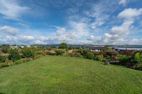 Photo of property in 5 Pukenamu Road, Rainbow Point, Taupo, 3330