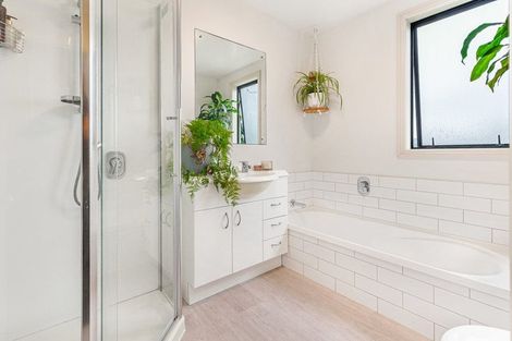 Photo of property in 5 View Ridge Drive, Ranui, Auckland, 0612