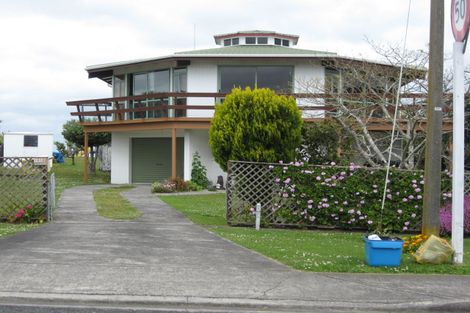 Photo of property in 1413 Whangaparaoa Road, Army Bay, Whangaparaoa, 0930