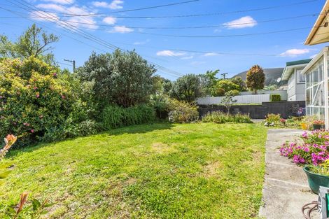 Photo of property in 4 Mexted Terrace, Tawa, Wellington, 5028