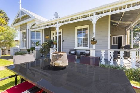 Photo of property in 14 Collingwood Road, Waiuku, 2123