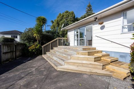 Photo of property in 2/811a Te Atatu Road, Te Atatu Peninsula, Auckland, 0610