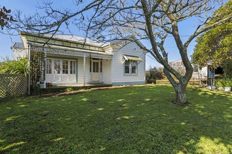 Photo of property in 16 Castle Street, Eltham, 4322