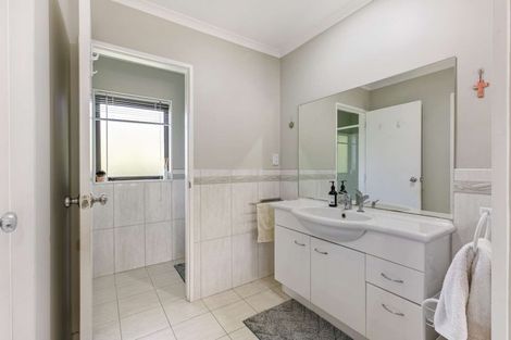 Photo of property in 10 Gleaming Place, Waiuku, 2123