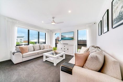 Photo of property in 42 Twin Parks Rise, Papakura, 2110