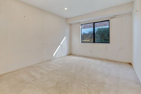 Photo of property in 31a The Esplanade, Eastern Beach, Auckland, 2012
