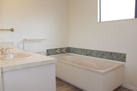 Photo of property in 2 Bluegum Place, Woodhill, Whangarei, 0110