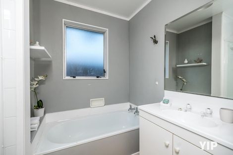 Photo of property in 68 Colchester Crescent, Newlands, Wellington, 6037