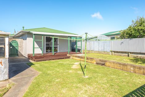 Photo of property in 2 Kotuku Street, Castlecliff, Whanganui, 4501