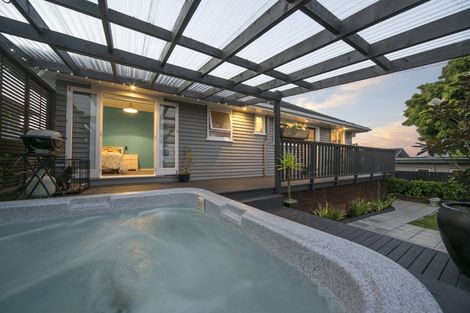 Photo of property in 70 Stottholm Road, Titirangi, Auckland, 0604