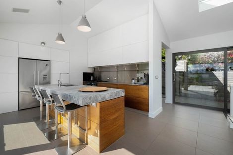 Photo of property in 62 Cedar Drive, Kelvin Heights, Queenstown, 9300