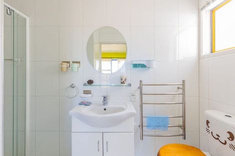 Photo of property in 5 Noeleen Street, Glenfield, Auckland, 0629