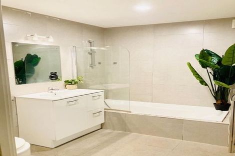 Photo of property in 2 Caspian Close, New Lynn, Auckland, 0600