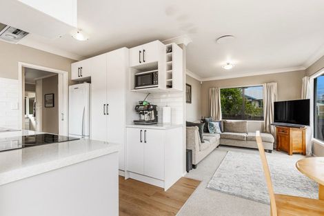 Photo of property in 2 Laura Street, Kelston, Auckland, 0602