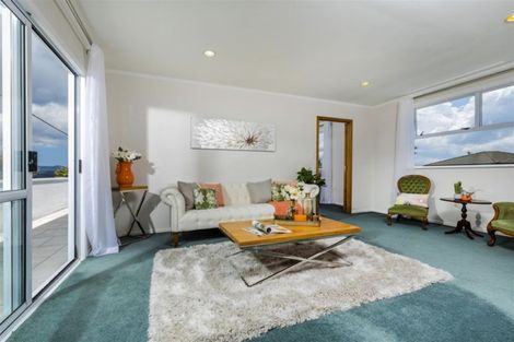 Photo of property in 3 Hillary Heights Avenue, Glendene, Auckland, 0602