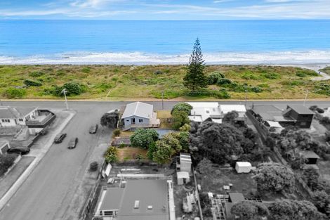 Photo of property in 22 Marine Parade, Otaki Beach, Otaki, 5512