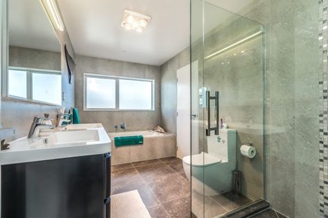 Photo of property in 15 Tawa Place, Orewa, 0931