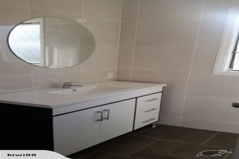 Photo of property in 32 Pipitea Place, Massey, Auckland, 0614