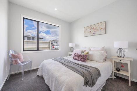 Photo of property in 14 Madden Avenue, Kumeu, 0810