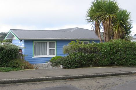 Photo of property in 18 Bellringer Crescent, Newlands, Wellington, 6037