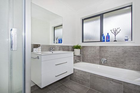 Photo of property in 31 Kitemaunga Avenue, One Tree Point, 0118