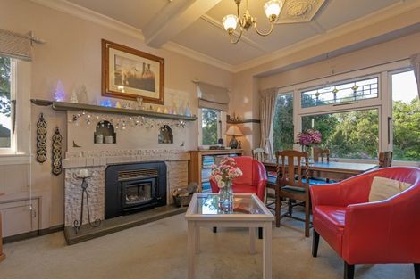 Photo of property in 2 Turitea Road, Fitzherbert, Palmerston North, 4472