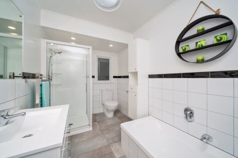 Photo of property in 32 Wallath Road, Westown, New Plymouth, 4310