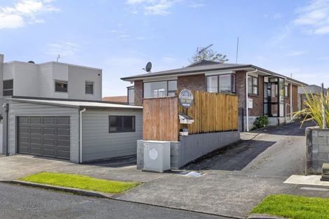 Photo of property in 17 Cutfield Road, New Plymouth, 4310