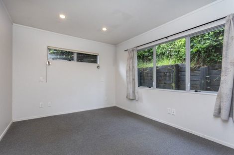 Photo of property in 18 Totaravale Drive, Totara Vale, Auckland, 0629