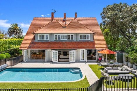 Photo of property in 11 Stanley Point Road, Stanley Point, Auckland, 0624