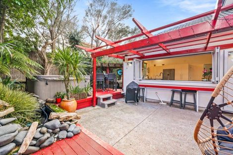 Photo of property in 52 Rising Parade, Fairview Heights, Auckland, 0632