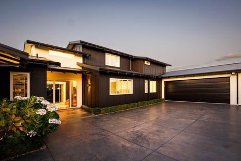 Photo of property in 5 Fairway Grove, Hokowhitu, Palmerston North, 4410