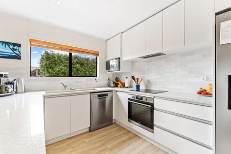 Photo of property in 30 Holiday Road, Stanmore Bay, Whangaparaoa, 0932