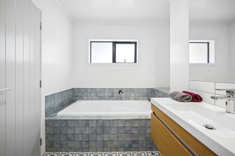 Photo of property in 18 Lyndfield Lane, Newlands, Wellington, 6037