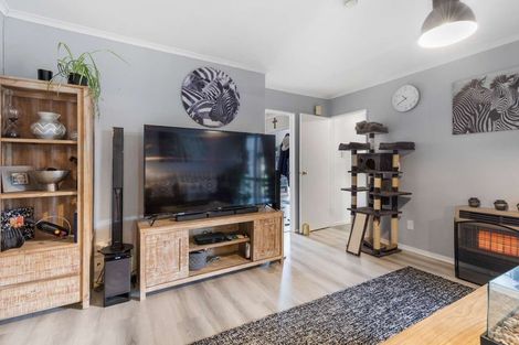 Photo of property in 5 Rosebank Avenue, Kelvin Grove, Palmerston North, 4414