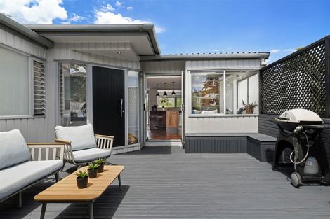 Photo of property in 9 Garmons Way, Castor Bay, Auckland, 0620