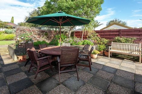 Photo of property in 21 Tupaki Place, Pakuranga Heights, Auckland, 2010