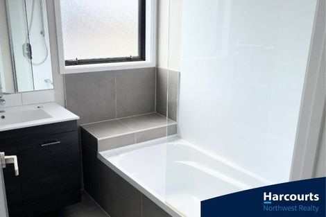 Photo of property in 20 Wai Place, Westgate, Auckland, 0614