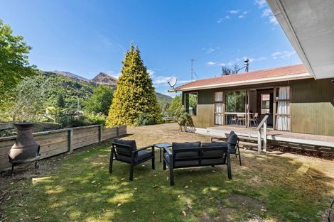 Photo of property in 16 Argyle Place, Arrowtown, 9302