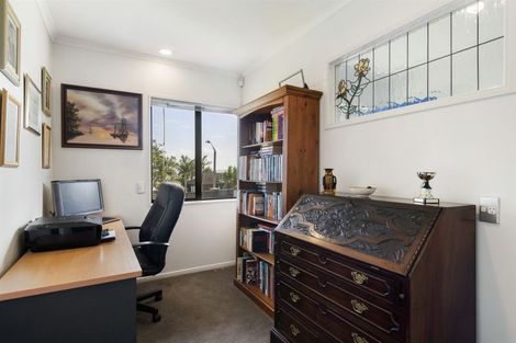 Photo of property in 21 Ballini Rise, West Harbour, Auckland, 0618