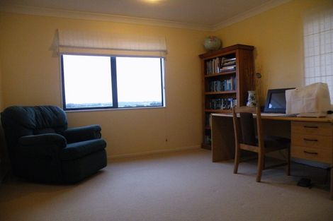 Photo of property in 6 Cricklade Terrace, Windsor Park, Auckland, 0632
