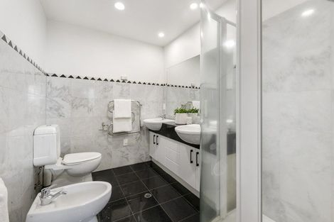 Photo of property in 5c The Promenade, Takapuna, Auckland, 0622