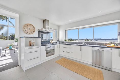 Photo of property in 15 Courtneys, West Harbour, Auckland, 0618