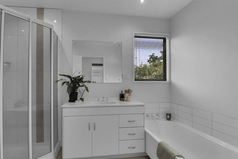 Photo of property in 9 Brockhall Lane, Avonhead, Christchurch, 8042