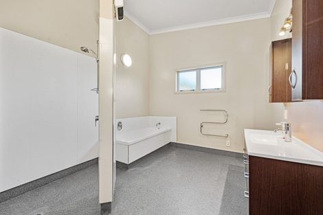 Photo of property in 2 Lakemere Way, Kinloch, Taupo, 3377