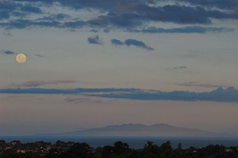 Photo of property in 2/881 East Coast Road, Northcross, Auckland, 0632