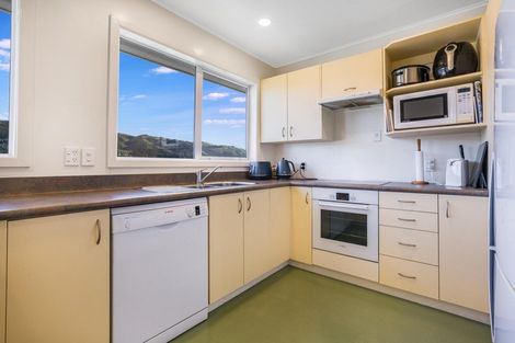 Photo of property in 2 Spicer Place, Tawa, Wellington, 5028