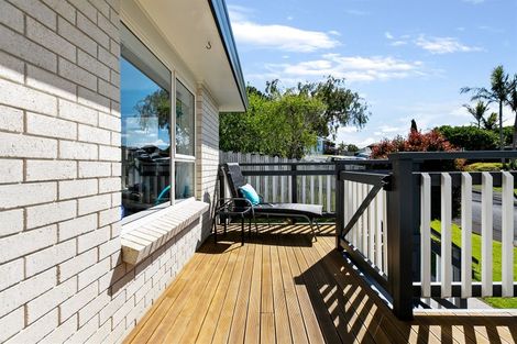 Photo of property in 22 Jumento Place, Unsworth Heights, Auckland, 0632